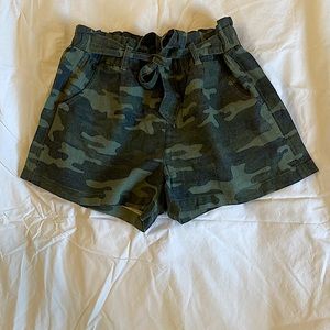 camo elastic waste shorts with tie | size small